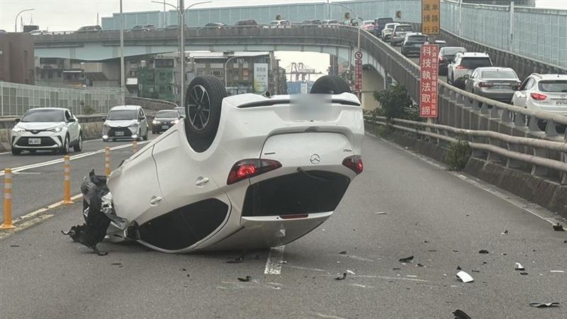 國1北上驚悚翻車！汽車烏龜翻女駕駛受困