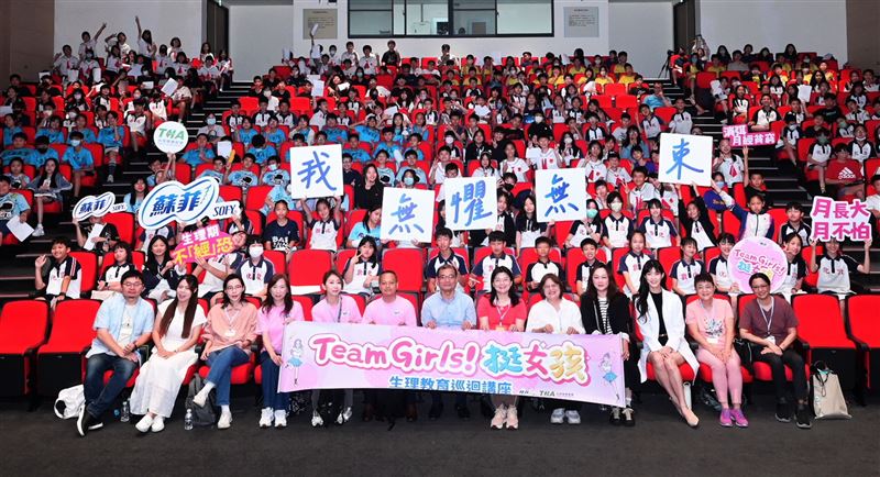 「蘇菲TeamGirls!挺女孩 生理教育巡迴講座」10月2日前進台北市敦化國小,與約350位學生、臺北市政府教育局代表以及故事創作者一起討論「月經故事」。(圖/品牌業者提供)