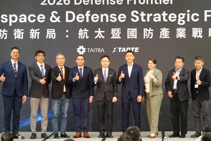 薩羅尼克科技資深主任芮斯尼克(右3)表示,台灣的海域目前依靠軍艦和海巡署艦艇,應省下最稀缺的「艦艇兵」資源。(圖/中央社)
