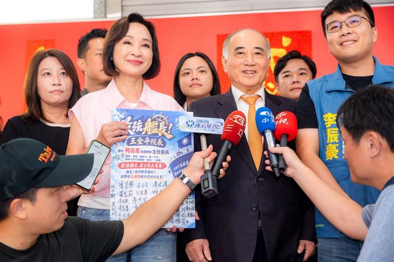 王金平（右2）被爆看衰柯志恩（左2）選情，柯競辦火速澄清。（翻攝柯志恩臉書）