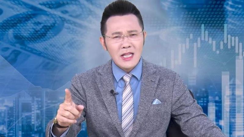 摩爾投顧投資長郭哲榮指出,台股慢漲反而最穩健,台積電長線潛力巨大,而被動元件龍頭國巨(2327)等主流族群也展現強勢補漲氣勢,為投資人指明布局關鍵。(圖/翻攝自YouTube頻道)