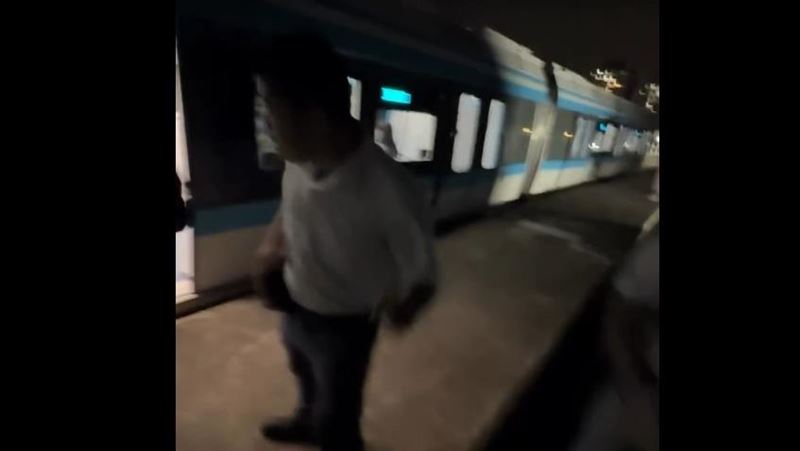 新北捷運三鶯線、龍埔站往三峽站方向,列車突然失去電力致無法行駛,車廂內一片漆黑。(圖/翻攝Threads@cha_r_los)