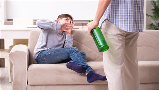童裝叫外送報警救母　這暗號讓家暴父落網