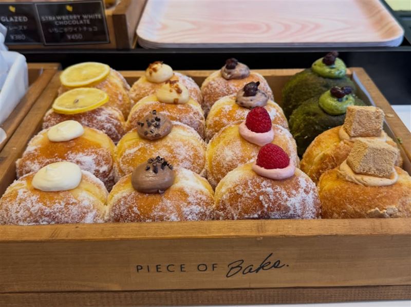 日本生甜甜圈名店「PIECE OF BAKE」突然宣布停止營業，母公司準備聲請破產，全日本5家分店全面熄燈。（翻攝自IG@piece_of_bake_donuts）
