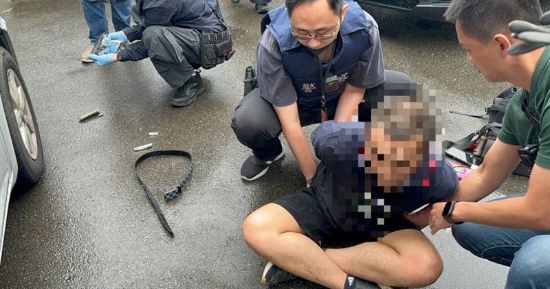 楊姓毒販在新竹製造並販售喪屍菸彈，近日遭警方逮捕，並在其身上搜出2把上膛手槍及大批毒品原料器具。（圖／翻攝畫面）