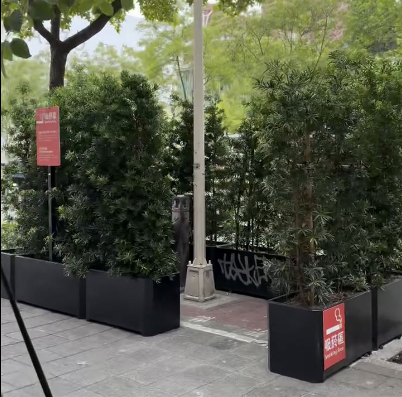 有網友發現，大安區信義路四段一處幼兒園附近出現指定吸菸區，質疑學童、家長每天進出恐得聞二手菸。（圖／翻攝畫面）