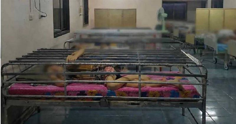 泰國北碧府照護中心疑用鐵籠床關患者。（圖／翻攝X）