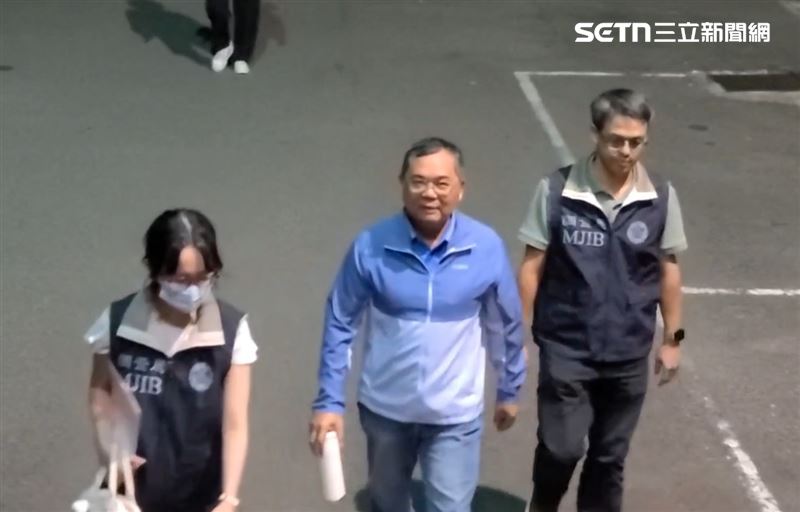 新北議員黃永昌，疑涉關廟麵賄選案遭約談，晚間黃永昌被移送新北地檢署複訊，全案朝選罷法等罪偵辦中。（圖／翻攝畫面）