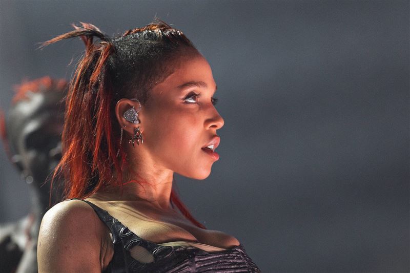 FKA twigs不受和解的保密條款約束，自由談論前男友西亞李畢福交往的細節。（東方IC）