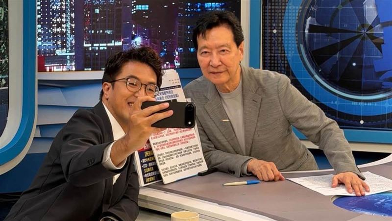 民進黨台北市長候選人沈伯洋7日受邀登上藍營大本營趙少康主持的節目，原本預期將有激烈交鋒，未料雙方互動融洽，更開心對鏡頭比「YA」自拍。（圖／翻攝自周軒臉書）