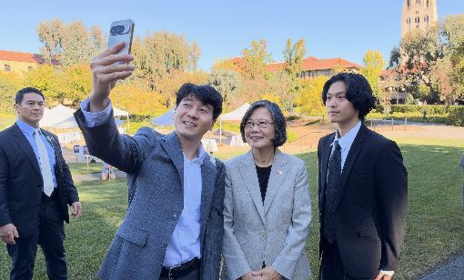 蔡英文赴美演說掀旋風！親切為台生簽名
