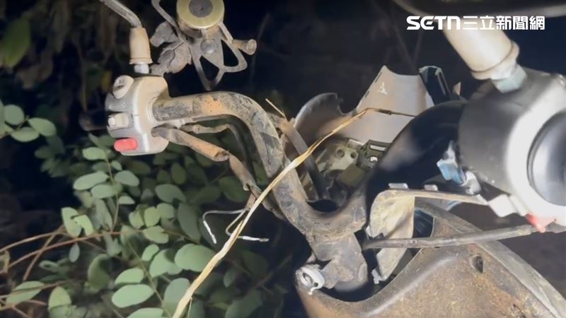 撞擊當下,機車全毀,騎士及乘客都噴飛,機車隨慣性衝進一旁草叢。(圖/翻攝畫面)