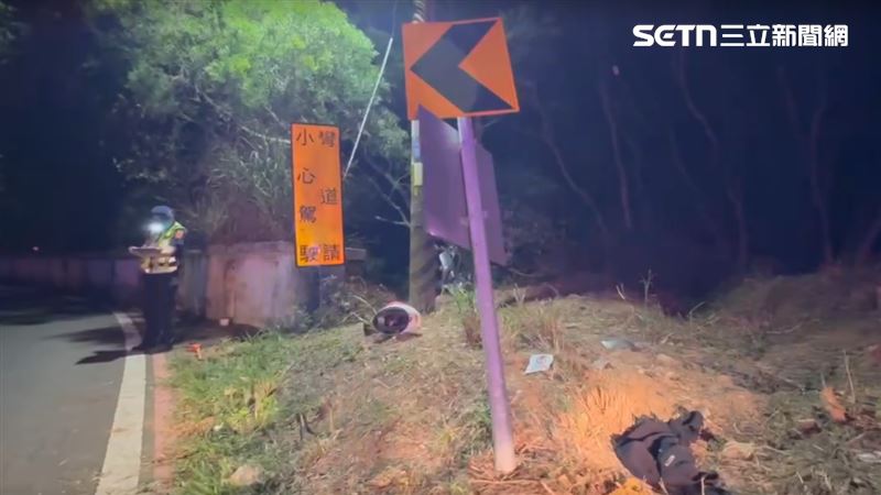 女大生雙載回程途中,行經下坡彎道時,疑車速過快煞車不及,撞上路旁指示路牌。(圖/翻攝畫面)
