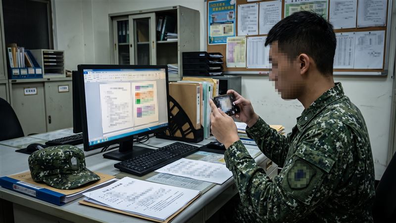 27歲周姓上兵為牟取個人利益,翻拍公務電腦內關於國家安全機密資料,跟中國廣東省市公安局保安處派遣的陳姓男子,換取現金、黃金、匯款、虛擬貨幣等不法利益。(示意圖/AI製圖)