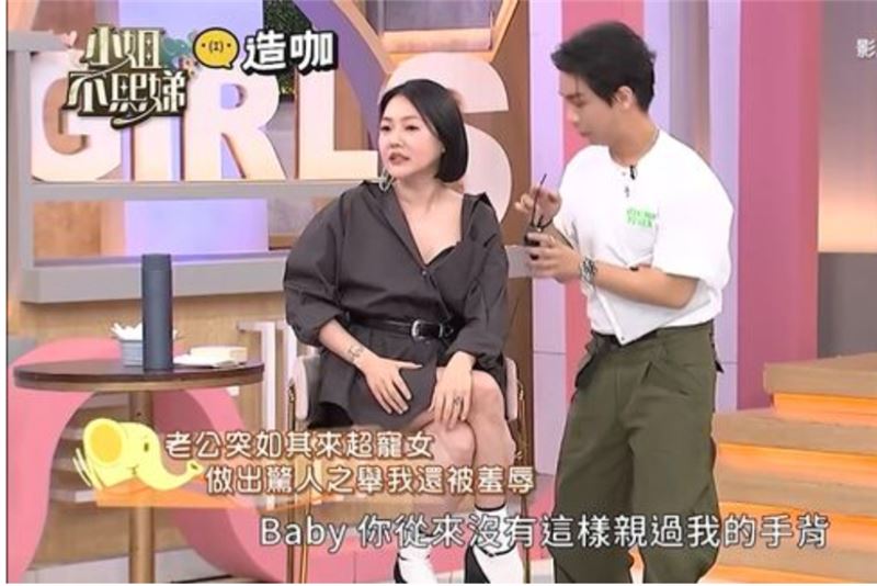 小S回憶,一家人有次一起搭電梯,許雅鈞突然看著Lily稱讚「Lily臉好小喔」,下一秒竟直接親吻女兒玉手。(圖/翻攝自《小姐不熙娣》Youtube)