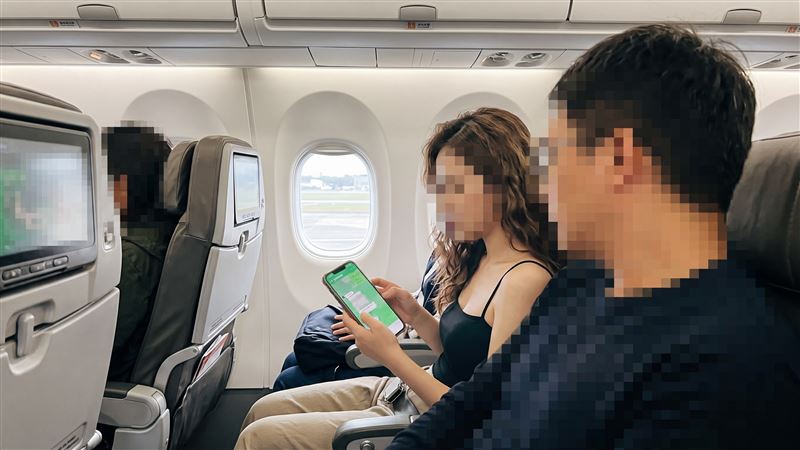 女子去年搭乘飛機,從沖繩機場飛往桃園機場,在班機艙門關閉後飛機滑行時,仍持手機用通訊軟體LINE,此舉觸犯民用航空法,遭鄰座乘客檢舉並訴警偵辦。 (示意圖/AI製圖)