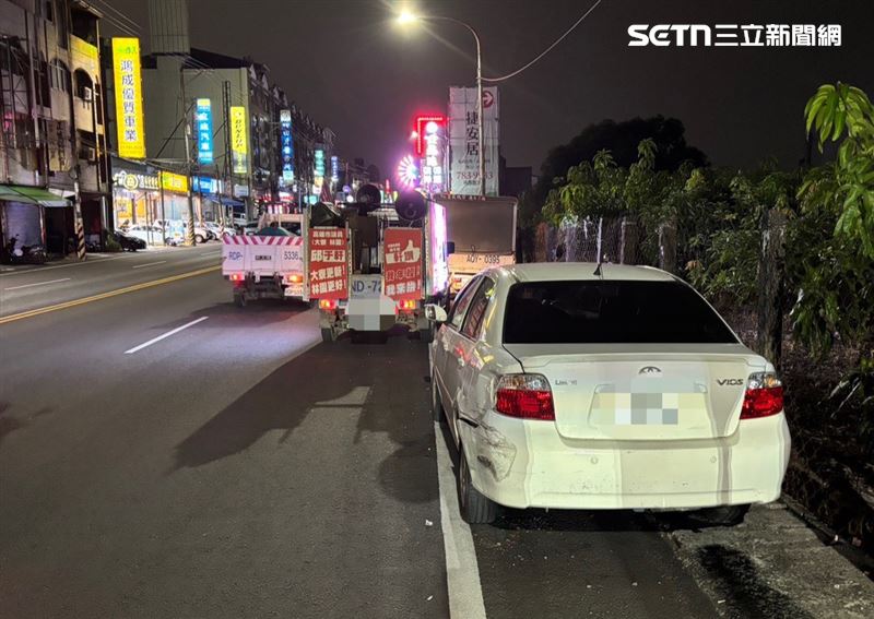邱于軒競選同仁6日晚間7時許疑似身體不適,開宣傳車自撞路邊轎車,所幸無人傷亡。(圖/翻攝畫面)