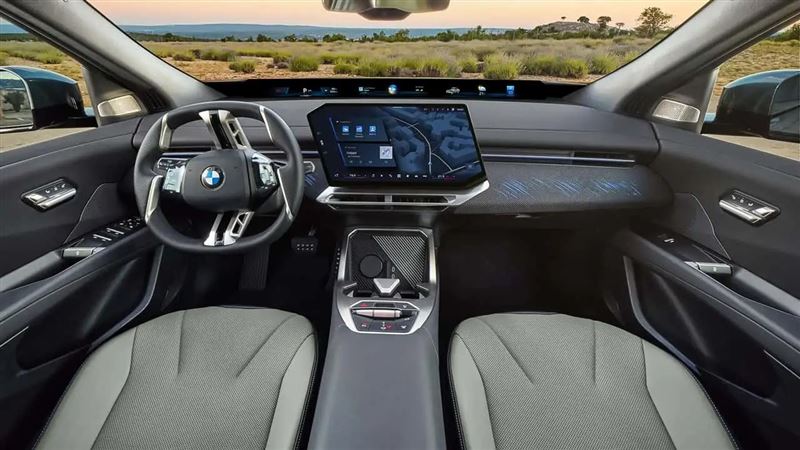 車內則採17.9吋中央螢幕搭配全景iDrive系統。(圖/翻攝BMW網站)