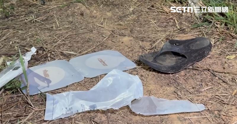 整輛機車車頭嚴重毀損，坐墊也分離，零件散落一地，死者的鞋子跟安全帽掉落。（圖／翻攝畫面）