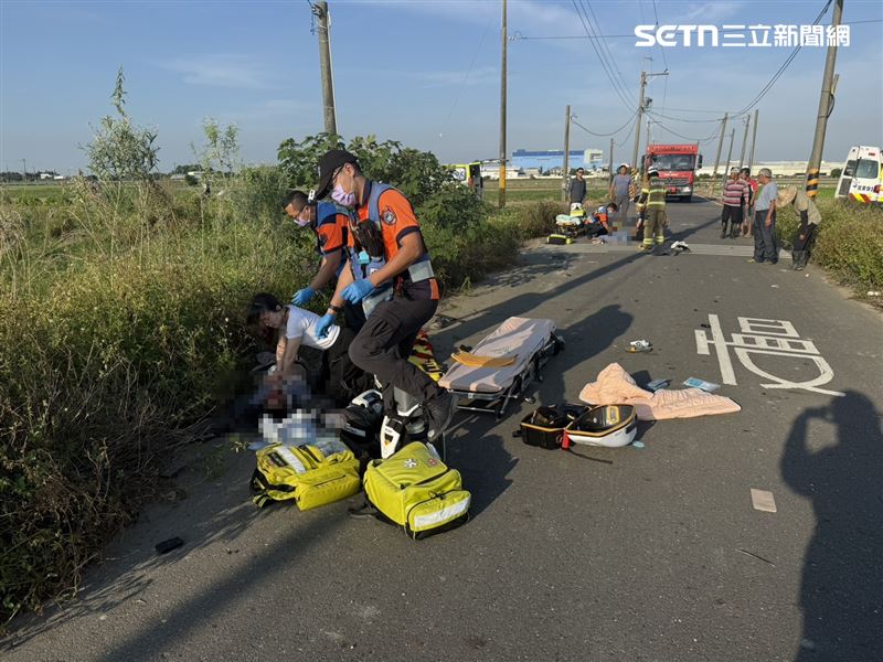 台南嚴重車禍！特斯拉猛撞機車，夫妻雙載上班「隔陰陽」。（圖／翻攝畫面）