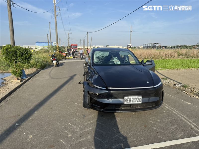 台南嚴重車禍！特斯拉猛撞機車，夫妻雙載上班「隔陰陽」。（圖／翻攝畫面）