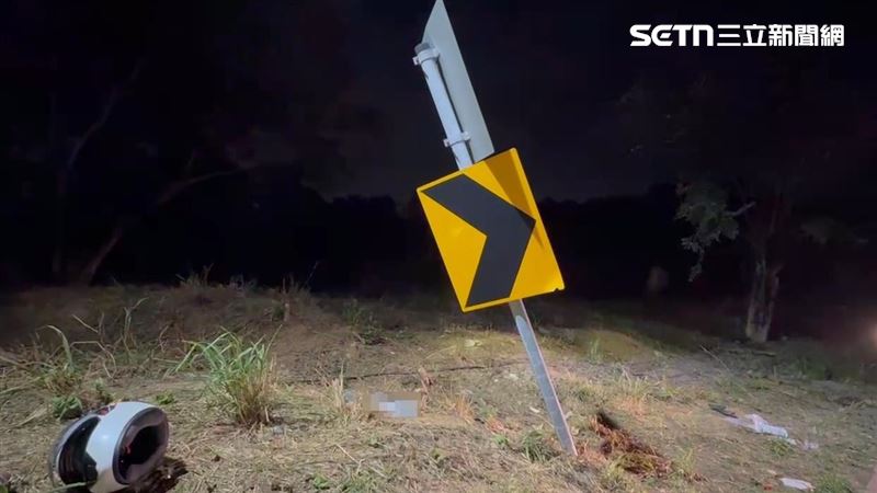 台中望高寮發生嚴重車禍,2名女大生騎車雙載自撞標誌桿雙亡。(圖/翻攝畫面)