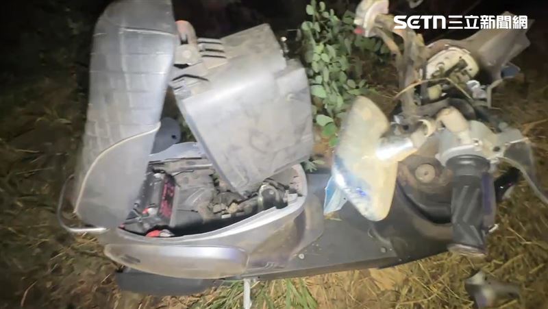 猛烈撞擊導致機車座墊、儀錶板全脫落,整輛車幾乎解體。(圖/翻攝畫面)