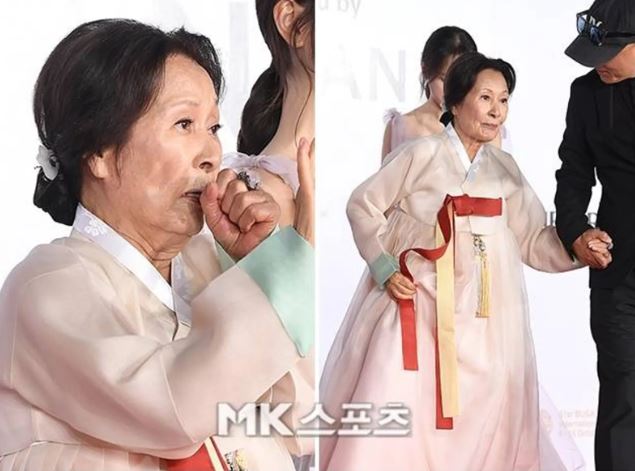 金惠子在紅毯上頻頻掩口咳嗽，並在導演宋一坤攙扶下緩步前行，令影迷相當擔心。（圖／翻攝自MK SPORTS）