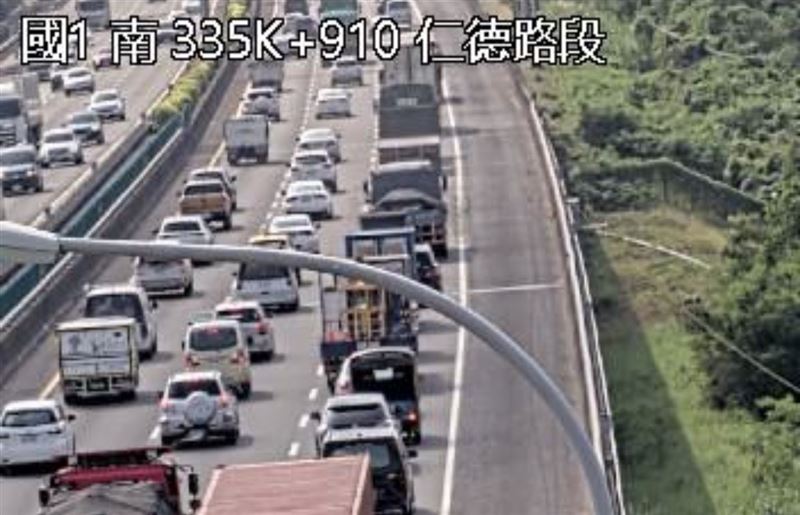 上班族注意!國1南下大量砂石散落滿地,車流回堵塞爆6公里。(圖/翻攝國道即時路況)