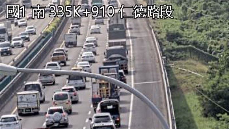 新／上班注意！國1滿地砂石這路段狂塞6km