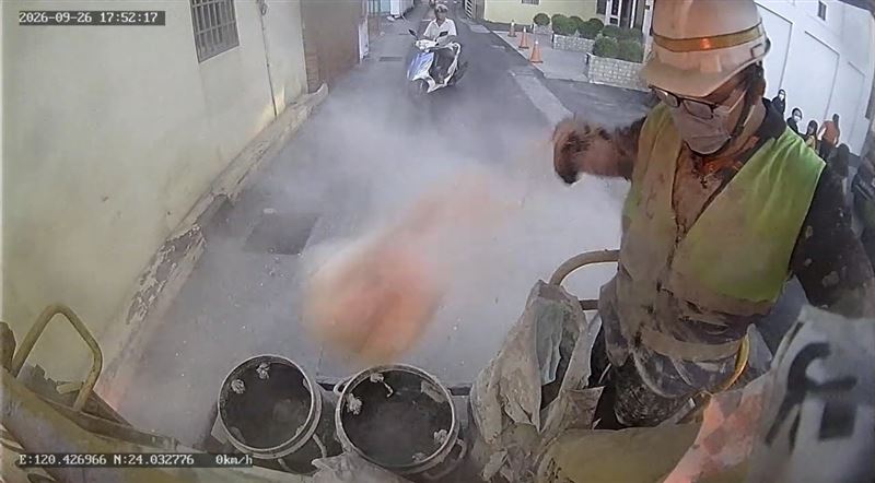 燒紙錢沒澆熄丟垃圾車　粉塵瞬間引爆炸出