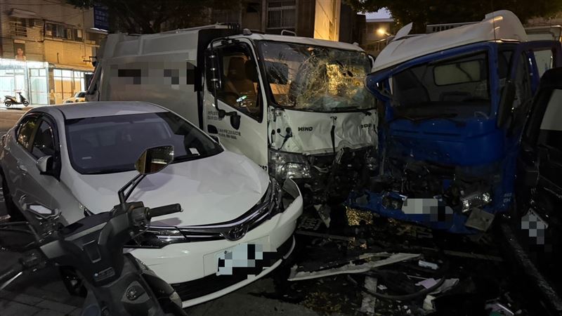 貓咪亂入馬路中央惹禍！小貨車急閃撞3車