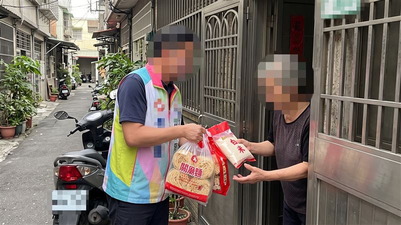 高雄市三民區王姓里長候選人透過樁腳發送關廟麵、白米等具相當價值的財物，給有投票權的選民涉嫌賄選。（示意圖／AI製圖）