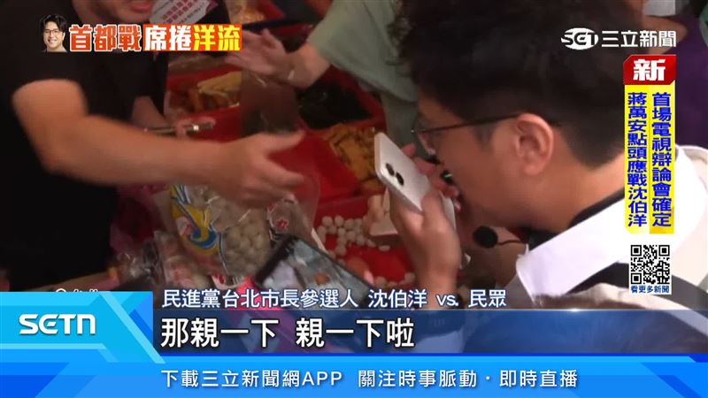 除了拿魚合照、在衝浪板上簽名，還應攤商要求留下親吻