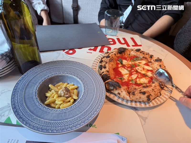 「NTD Eatery」可以在球賽或演唱會開始前,直接外帶一份To-Go Pizza離開。(圖/記者李育道攝影)