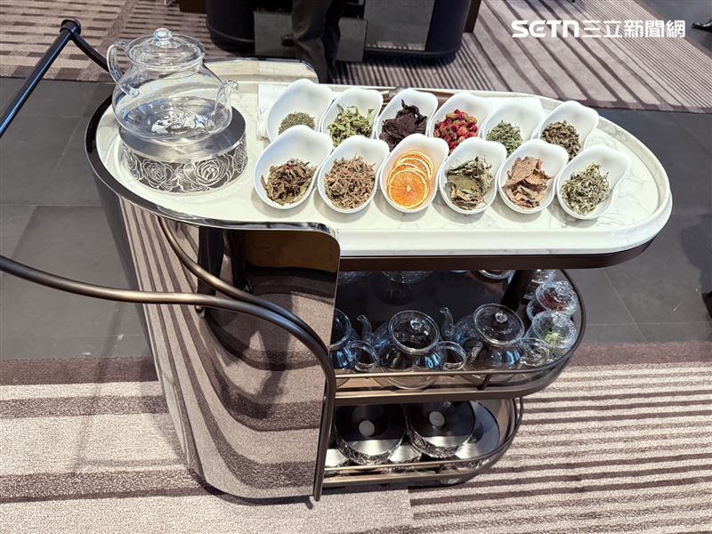 一樓「Thea Lounge初卉」茶飲與台北當代茶苑Liquide Ambré琥泊合作。(圖/記者李育道攝影)