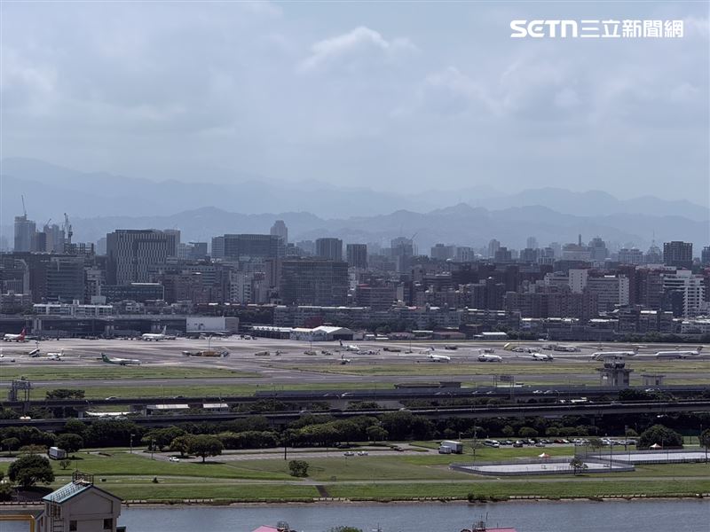 台北市長蔣萬安日前拋出松山機場遷建構想。（圖／記者李育道攝影）