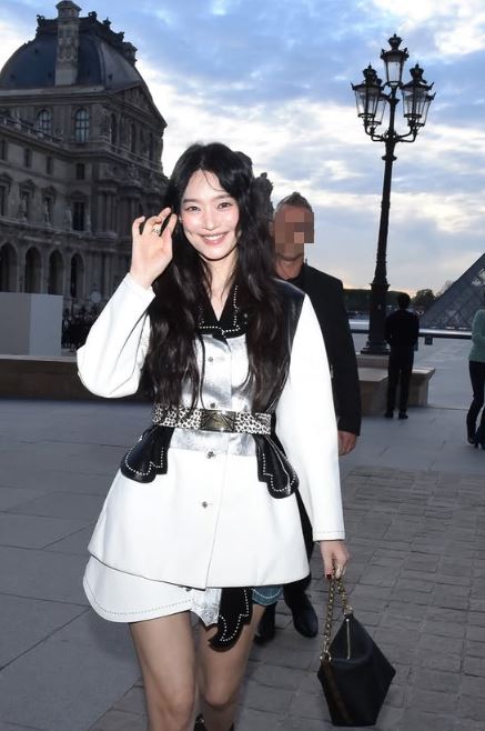 申敏兒受邀前往巴黎羅浮宮，盛裝出席Louis Vuitton 2027春夏女裝大秀。（圖／翻攝自IG @illusomina）