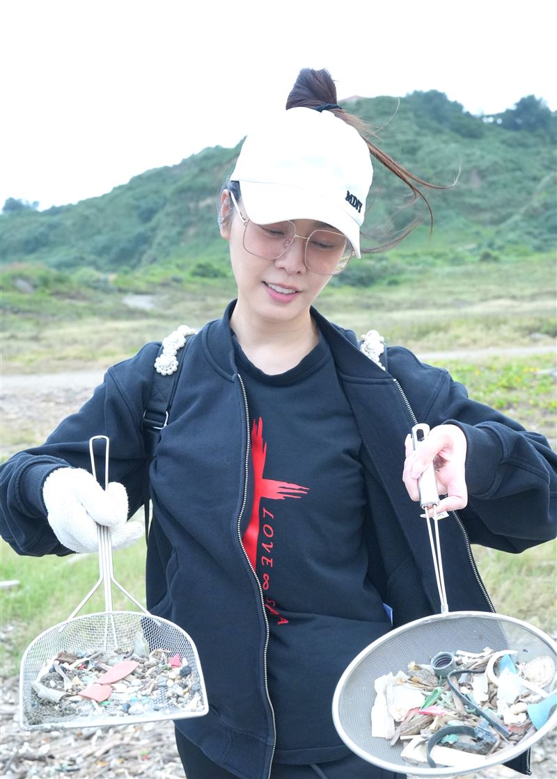 藝起發光再度號召藝人淨灘，宋逸民、白家綺、吳東諺帶40多位藝人一起守護海洋。（圖／藝起發光 提供）