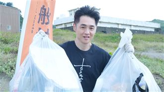 海邊熟悉身影撿垃圾！近看竟是超大咖藝人