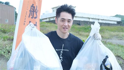海邊熟悉身影撿垃圾！近看竟是超大咖藝人