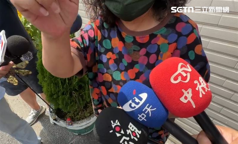 郭母全程目睹過程,為了保護兒子,命都豁出去了,「我不會怕,我想說都要死了誰管他,都活這麼久了...」。(圖/翻攝畫面)