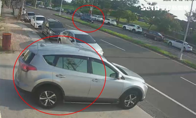 眼見二代開車離開工廠,藍色小貨車從對向車道馬上迴轉尾隨。(圖/翻攝畫面)