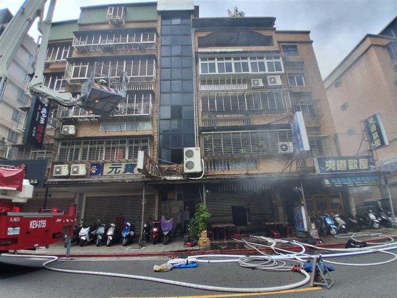 台北市內湖區康樂街一間海鮮熱炒店今（8日）驚傳廚房起火。（圖／翻攝畫面）
