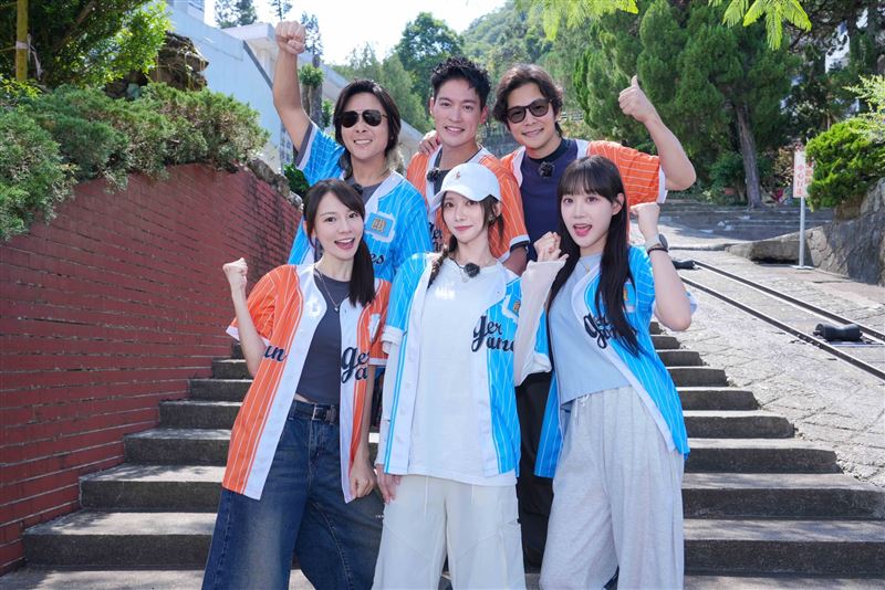 王仁甫（後排左起）、許孟哲、孫協志、林莎(前排左起)、蔡黃汝、邊荷律。（圖／中視提供）
