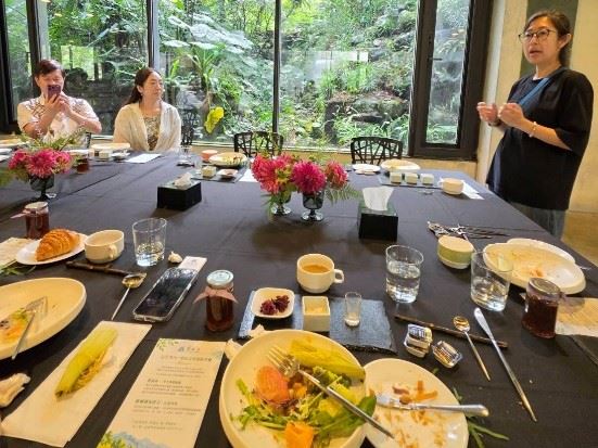 紫森林二代經營者徐儷禎,帶領大家從園區樟樹林揭開序幕,走訪土地公廟聆聽冬山百年開發與地方信仰故事