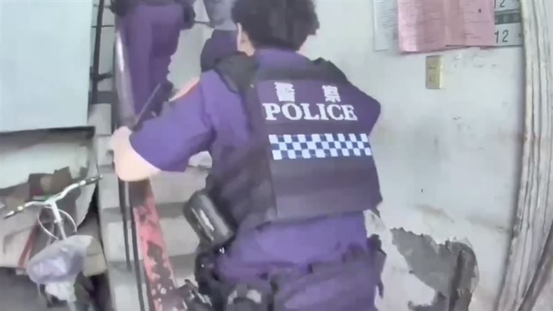 男子於過程中疑似有自傷行為,而後躲進附近一處民宅的樓梯間內。(圖/翻攝畫面)