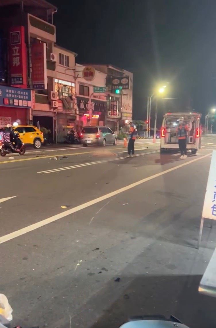 台南東區發生一起死亡車禍，目擊者拍下當時混亂狀況，86歲黃姓老翁當場死亡。（圖／翻攝自Threads @ dorcie0606）