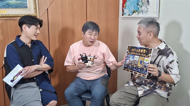 主持人小鹿偉皓（左）跟阿甘訪問胡瓜。(圖／民視提供）