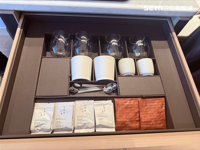 除了咖啡外,也有台灣茶可以飲用。(圖/記者李育道攝影)